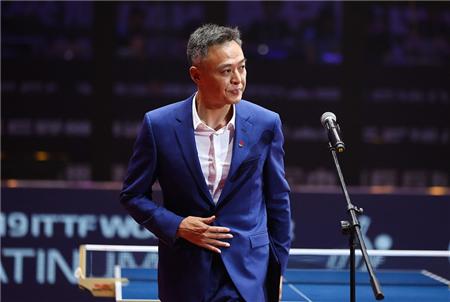 秦志戬穿西装帅到炸裂!这气质无法形容,和刘国梁相比绝对清流!