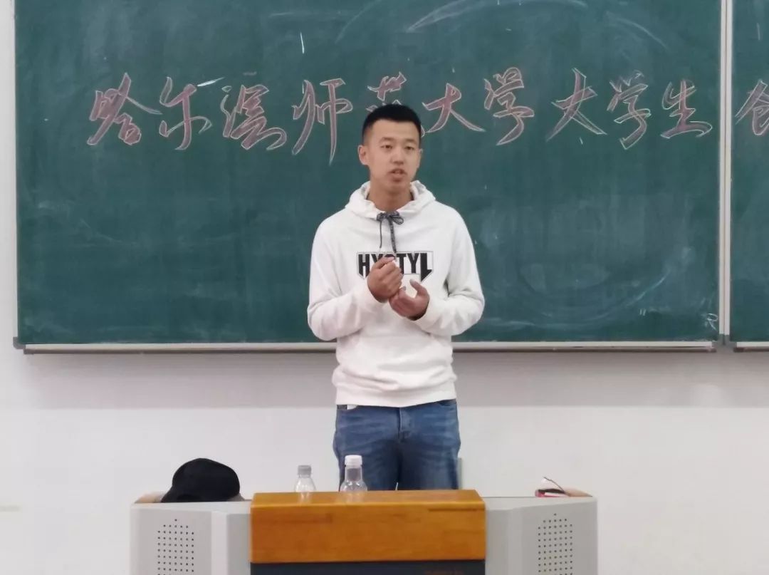 左右滑動查看更多會議主要對本學期雙創工作進行總結並對幹部換屆進行