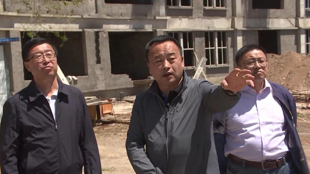 察右中旗委书记刘超与民族幼儿园小朋友 共度"六一"儿童节