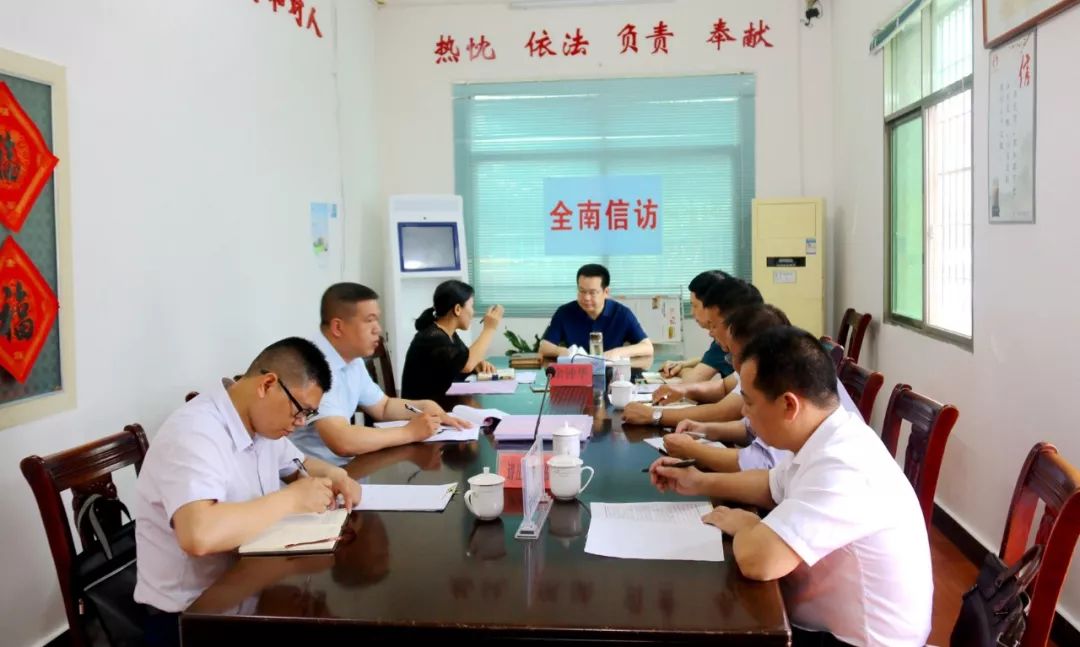 解决群众困难,余钟华书记深入县委信访局接待来访群众