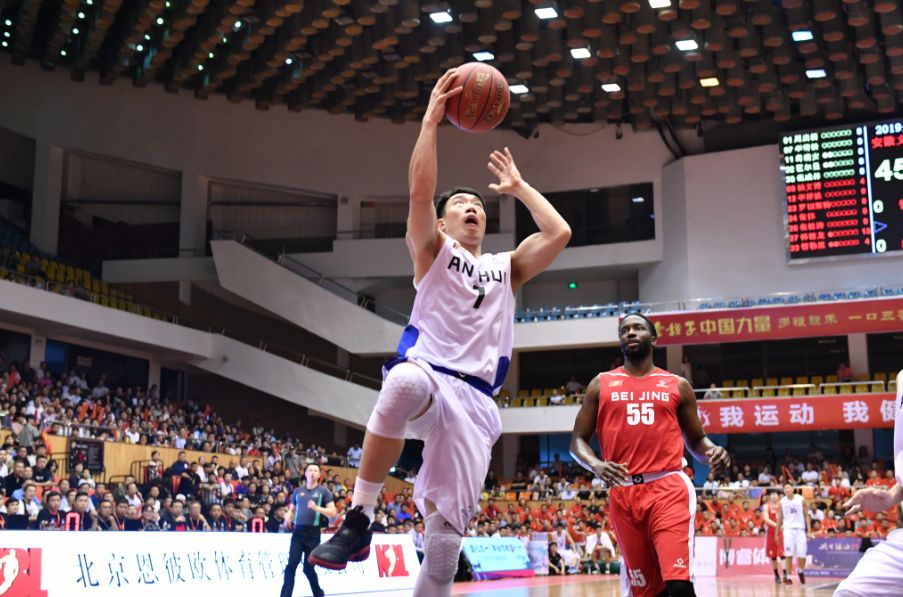 替补登场的李雪松表现出色,防守端牵制北京队头号得分手,进攻端连续