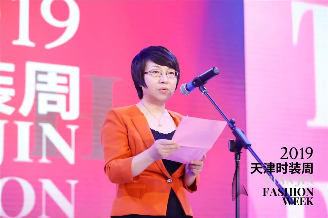 总经理张颖发表致辞,她表示"天津首届时装周"的盛大召开,是天津纺织业