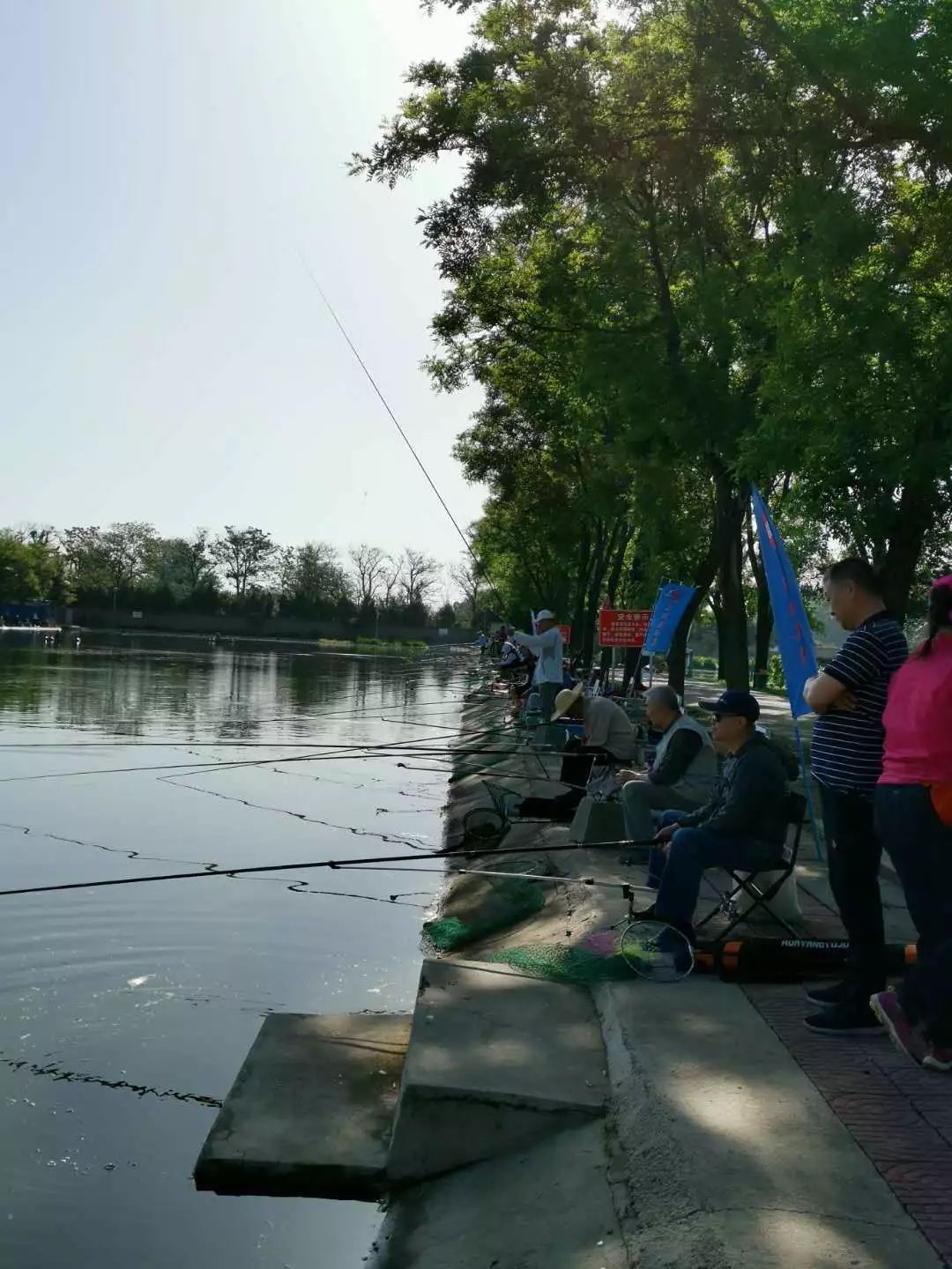 試過漂了,釣友們心中有底,動作姿勢也穩定從容很多,正是穩坐釣魚臺,不