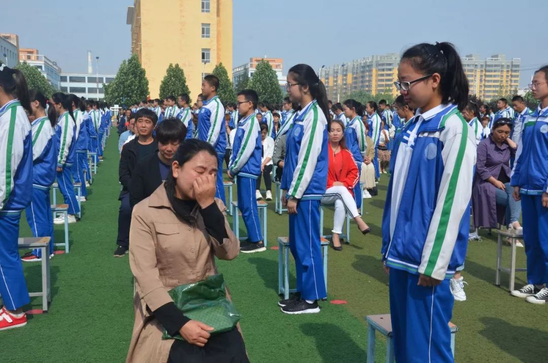 萬榮縣實驗中學感恩勵志壯歌遠行實驗中學舉行2019屆九年級學生畢業