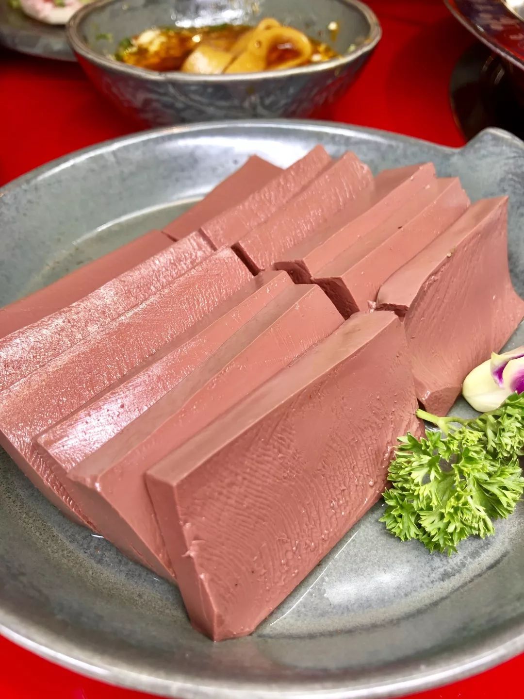 切出来的鸭血薄厚均匀,肉眼可见的细腻.