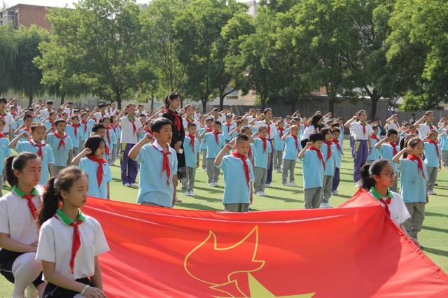 长治市火炬中学举行"争做新时代好队员"新队员入队暨红色传递仪式
