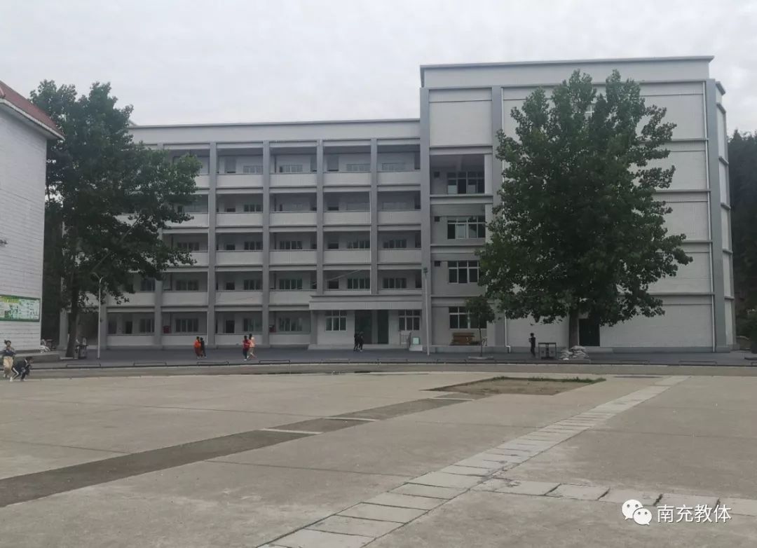 南部县东坝中学教学用房及生活辅助用房项目,占地面积2500平方米,建筑