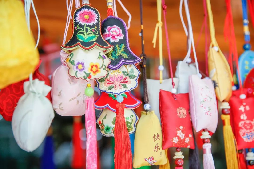 端午时节挂香囊余天成堂香囊销售火爆