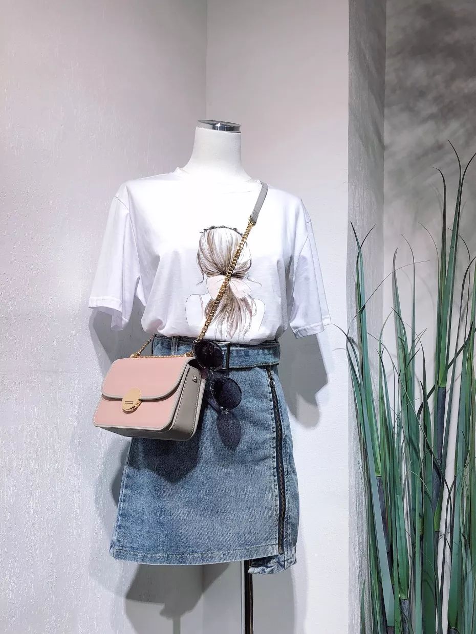 shine emmy左边这条黑色的印花连衣裙上身real显白,大面积的印花更是