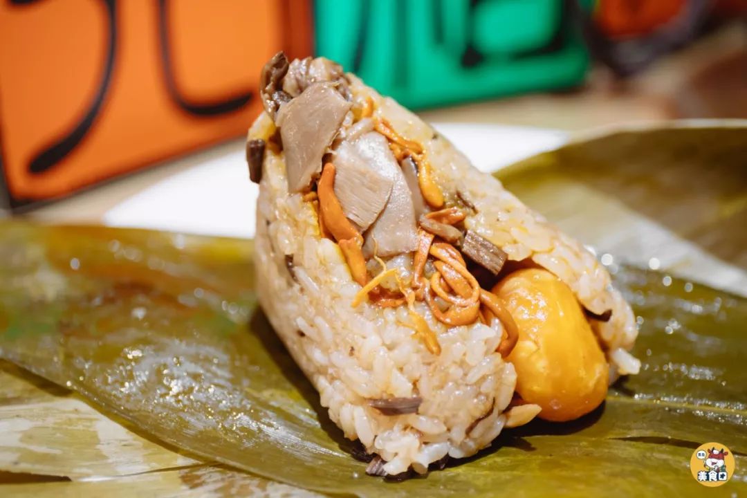 刚一掀开粽叶便感受到满满的诚意~③菌菇粽你没看错,那块肉已经被饭爷