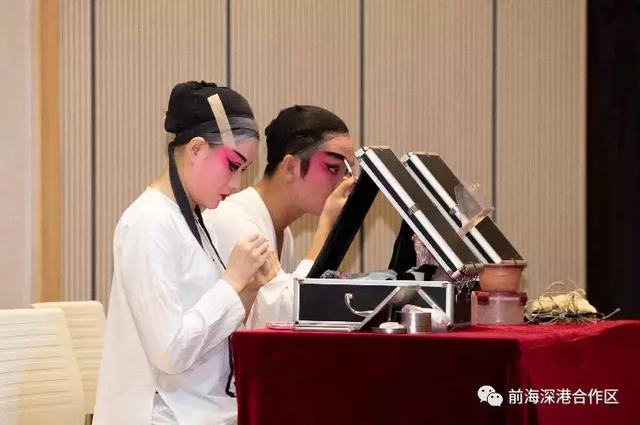 活动现场,广东粤剧院的优秀青年演员李俐颖,康健还现场演示了粤剧演员