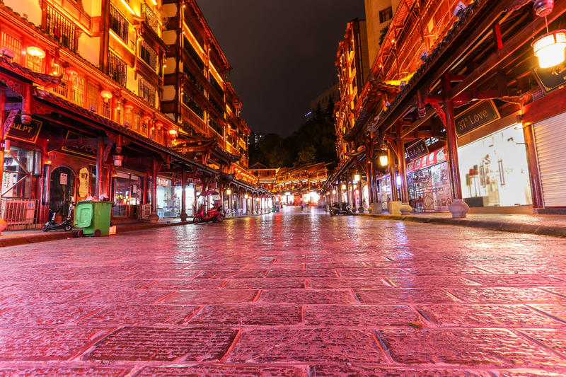 這個城市冬暖夏涼,夜景媲美洪崖洞,遊客卻比重慶少很多_都勻市