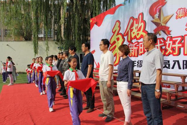 长治市火炬中学举行争做新时代好队员新队员入队暨红色传递仪式