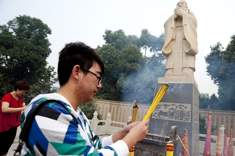 拜牛顿,拜孔子 高考将至先师"香火旺"