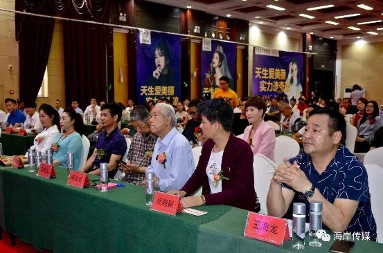 南阳书画名家李宝玉老师,南阳著名歌唱家门红霞老师,南阳体育舞蹈运动