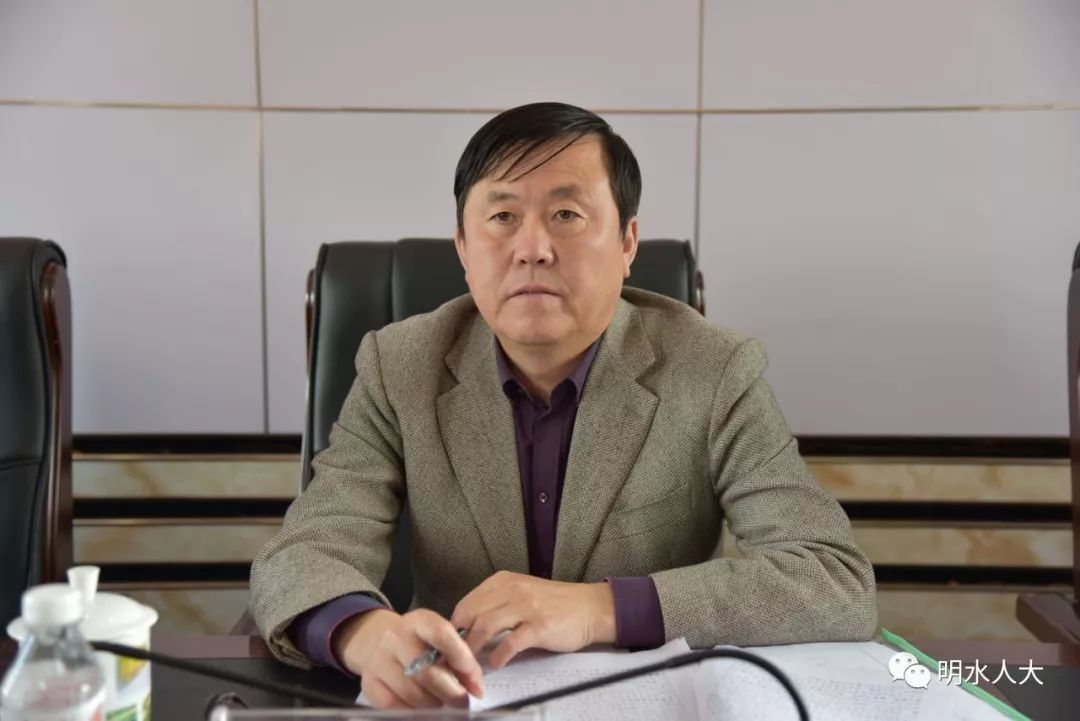 县十七届人大常委会第二十次会议召开