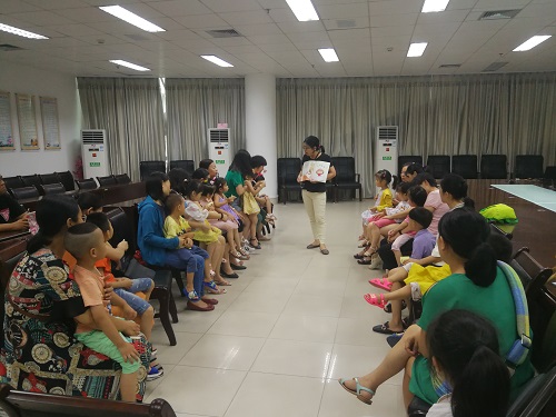 图为燕子老师在讲《为什么》绘本故事