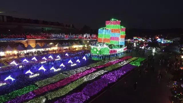 新田城農夫樂園,用萬盞霓虹,讓童話裡的幻想照進現實.定然在天街閒遊.