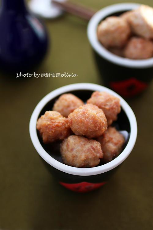 刚炸出来的丸子那叫一个香!一个窍门,让丸子口感软嫩,不干不柴_肉馅