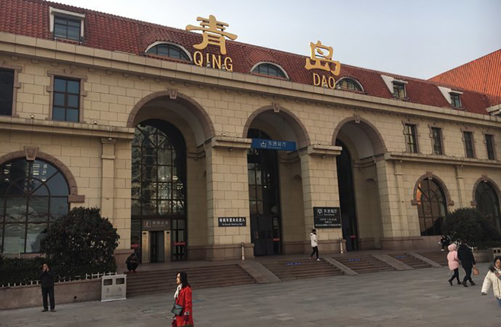 青岛站周围也是比较繁华,也有很多饭店和便利店,与华联商厦,维多利亚