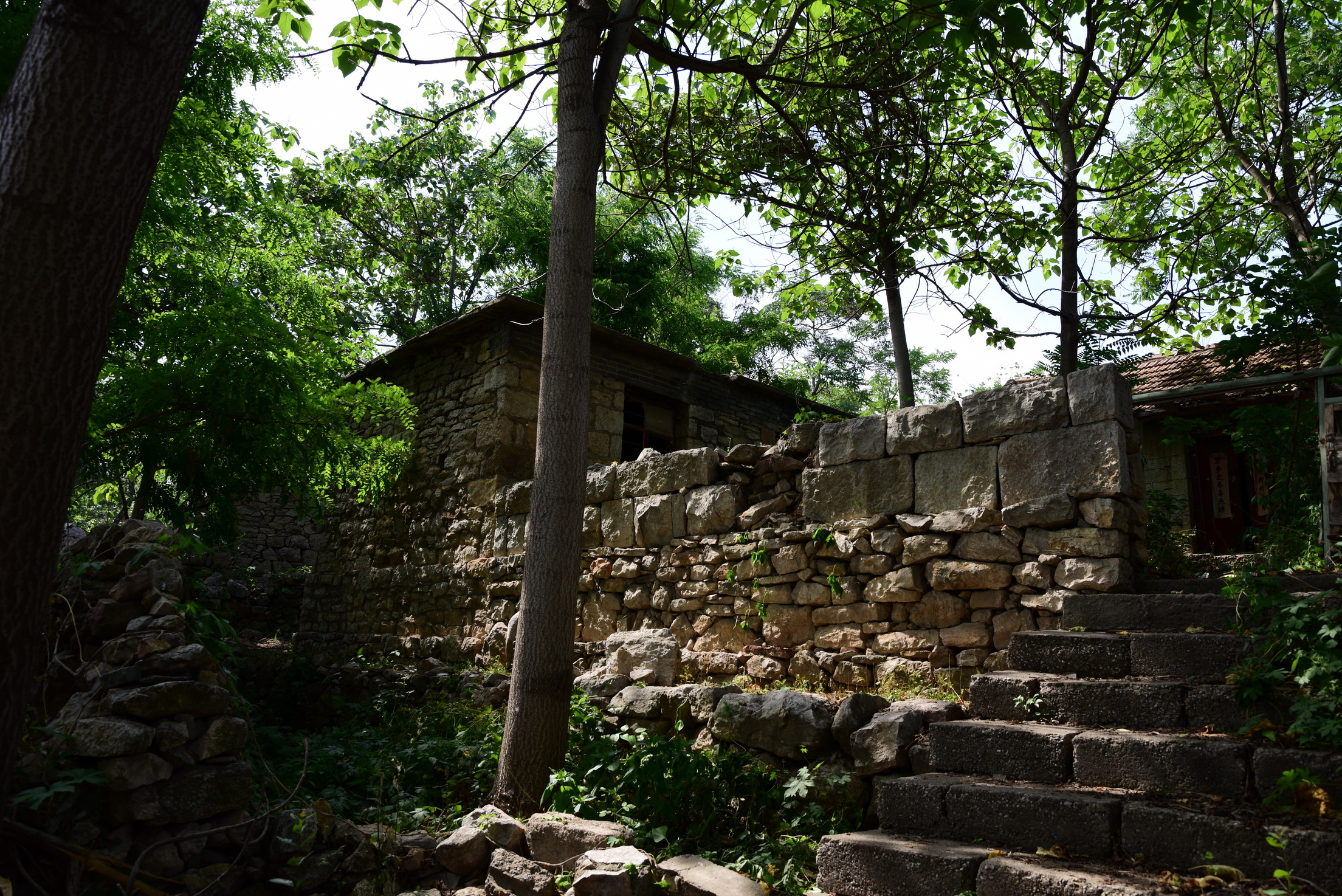 行走在徐州市茅村鎮洪裡村古老的寺廟和巖洞古石橋和石頭房子