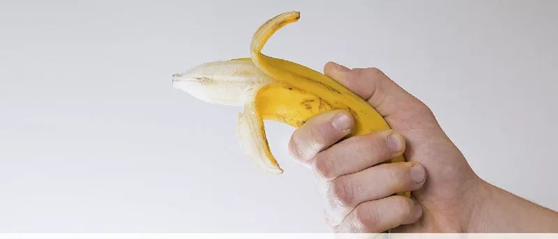 医生按照惯例先抽个血检查,一看报告数字不得了,血压140毫米汞柱,血糖