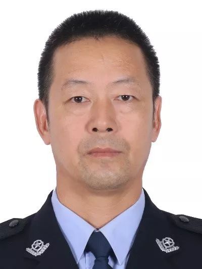 今年58岁吴伟成正等着他来喂药这里,村民"老哥"许大爷吴伟成开车来到