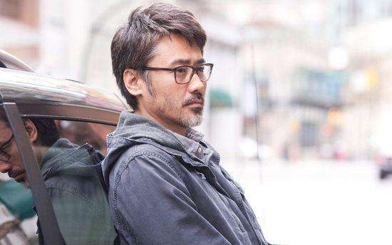 原创吴秀波会友心情好葛优躺肚腩超明显餐厅内吞云吐雾不避讳