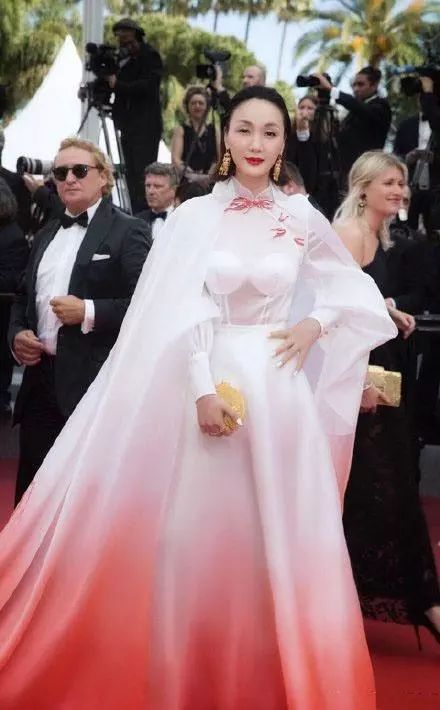 去年的戛纳红毯上,熊英女士身着一袭红色渐变的中国风斗篷裙亮相,侠气