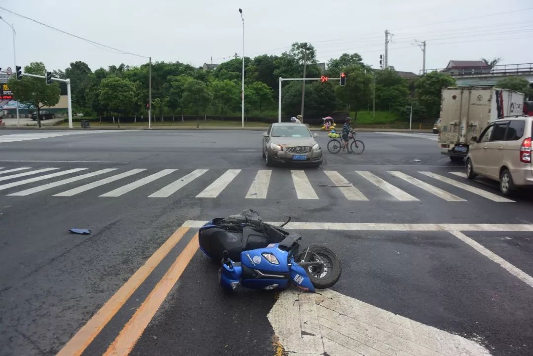 常德一炸街摩托闯红灯,车上驾驶人和乘客被撞飞