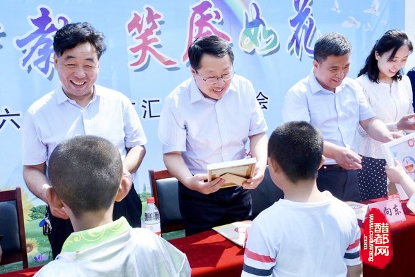 县四大班子领导慰问少年儿童和高三师生