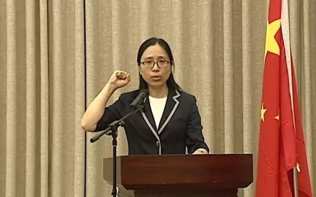 县第十六届人大常委会举行第二十七次会议新任命的副县长进行宪法宣誓