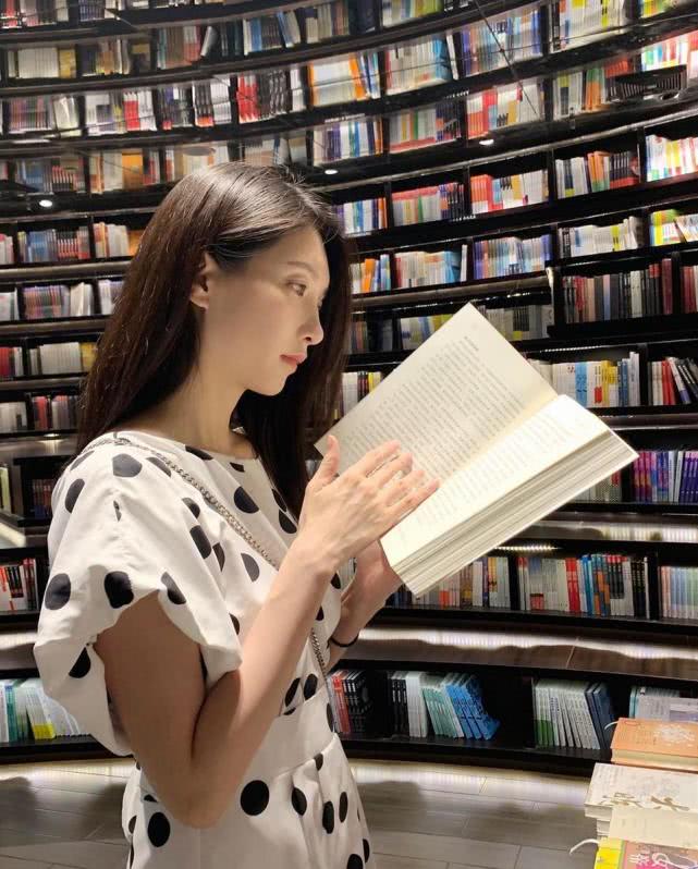 揹著小包站在滿是書香的書館中的江疏影,像極了讀書的大學生.