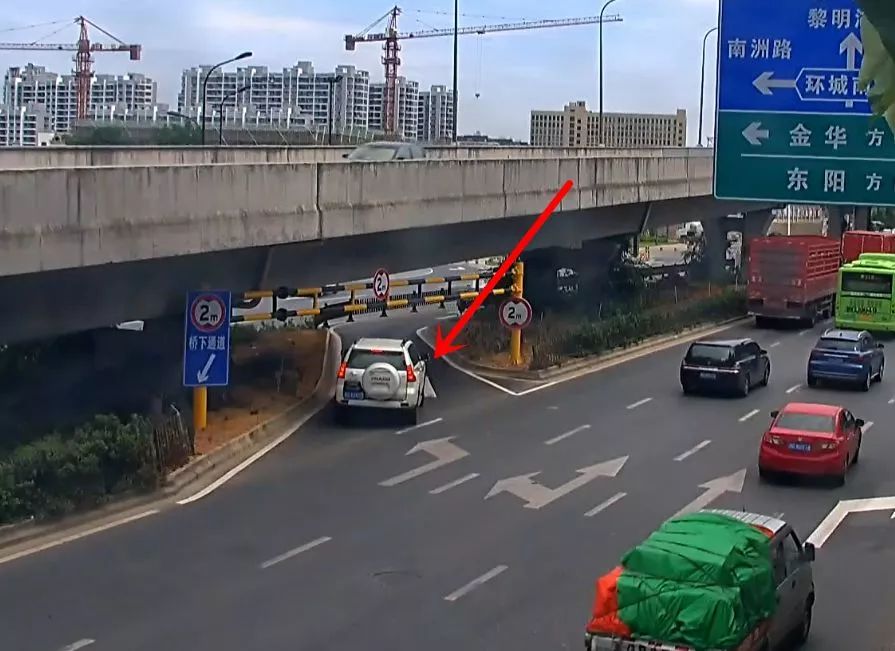 但是受到路口实际条件限制,佛堂大道进城方向左侧为高架桥,右侧为厂区