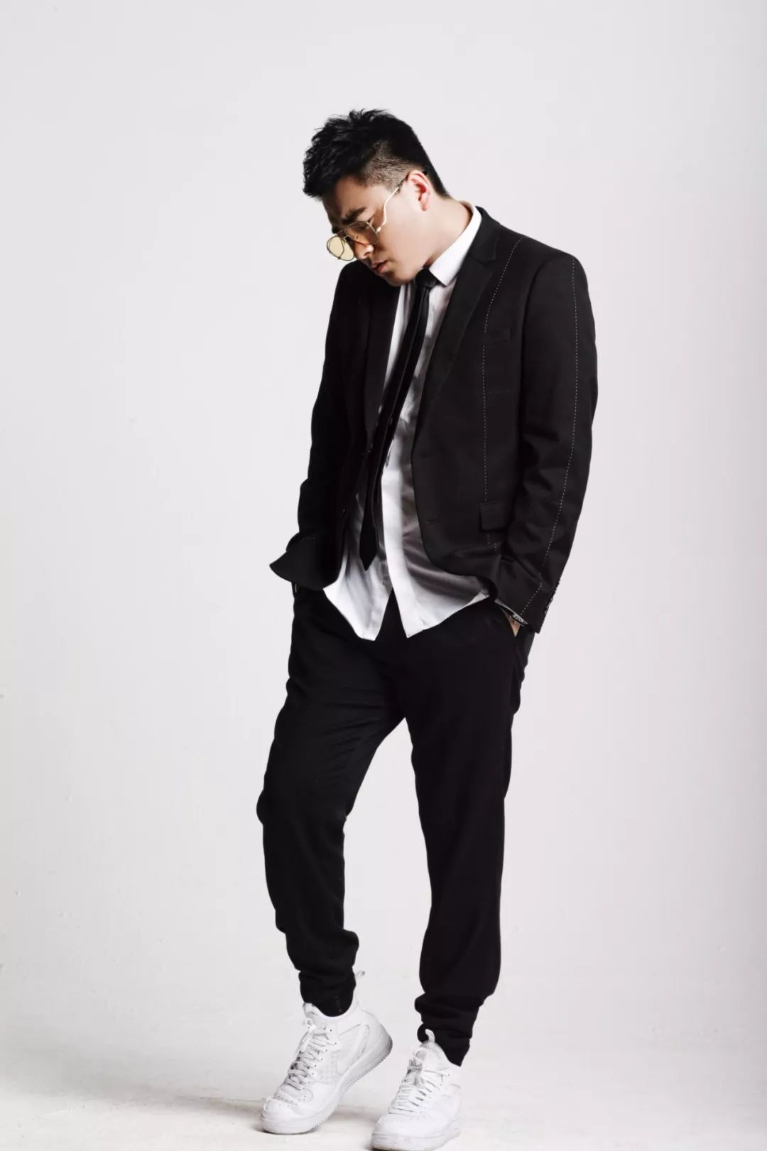 张梓淇,毕业于北京电影学院,是集歌手,演员,平面模特等多栖发展的实力