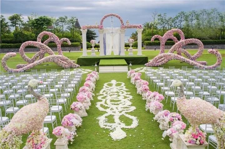 现代化的装修风格,会议室配有先进的视听设备,室外浪漫草坪婚礼广场