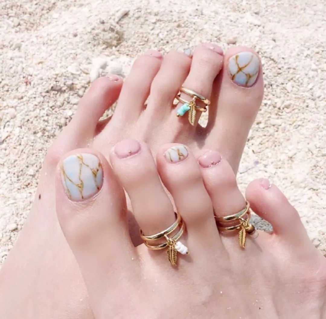 今夏最流行的脚趾美甲谁做谁美