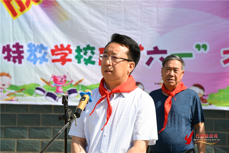 王彦芳看望特教学校儿童