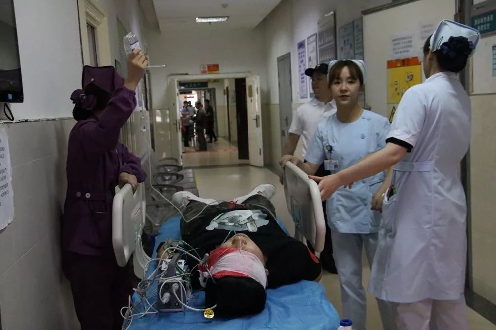 高速上出车祸县人民医院展开生死救援太惊心动魄了