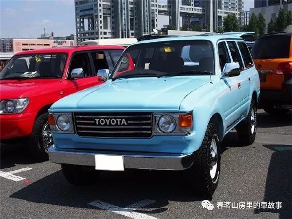 开着复古的丰田陆地巡洋舰去郊游