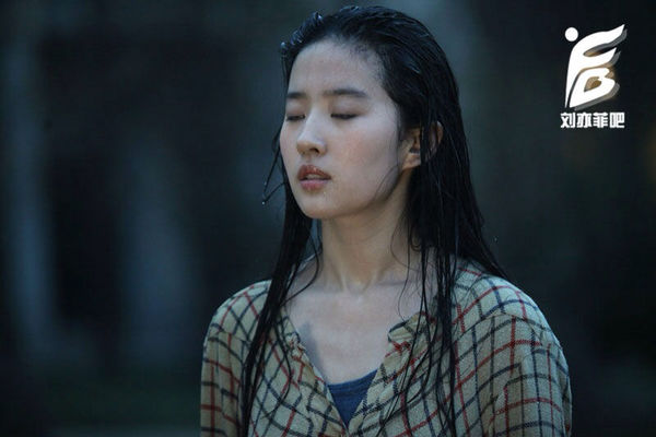 原创刘亦菲10年前全素颜出镜恋爱通告被水淋湿后才知道啥叫仙女