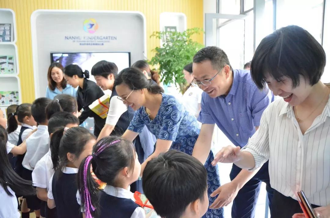 班子领导分多路前往太炎中学,凤凰小学,大禹小学,舟枕小学,太炎小学