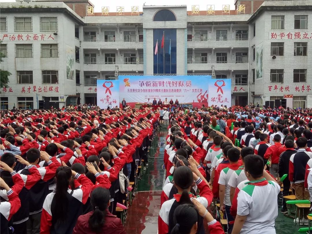 城东小学的小朋友们身着节日盛装登台表演,良好的展现了我县少年儿童