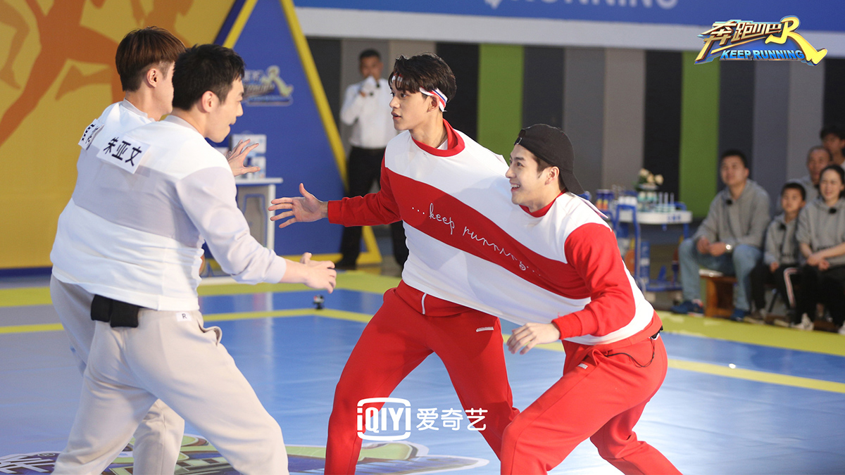 《奔跑吧》王嘉尔-黄旭熙成"连体兄弟" 与对手正面厮杀胜负欲爆棚