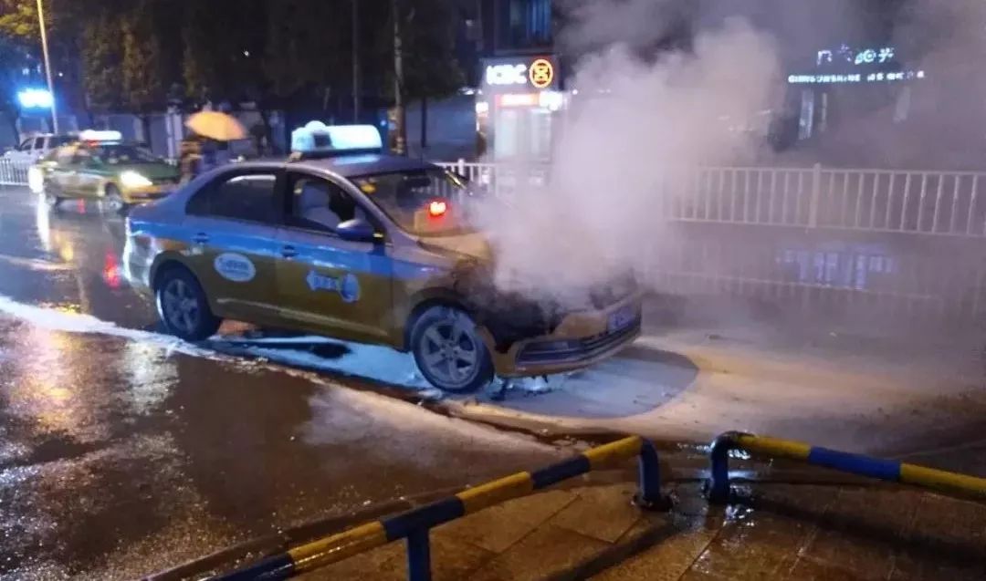 泸州一辆出租车行驶过程中突然起火,火光冲天!