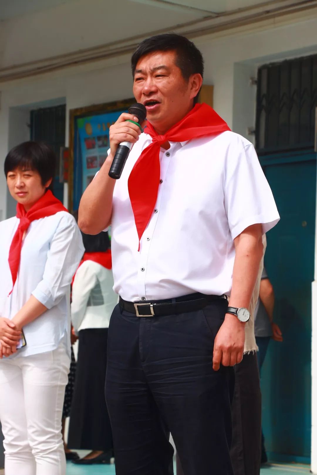 县委书记黄海峰来我校给小朋友们送祝福