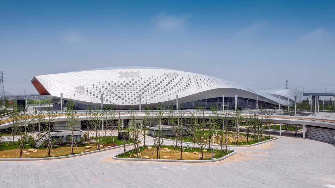 宁波奥体中心游泳馆是按国际级游泳及跳水赛事标准设计的专业比赛场馆