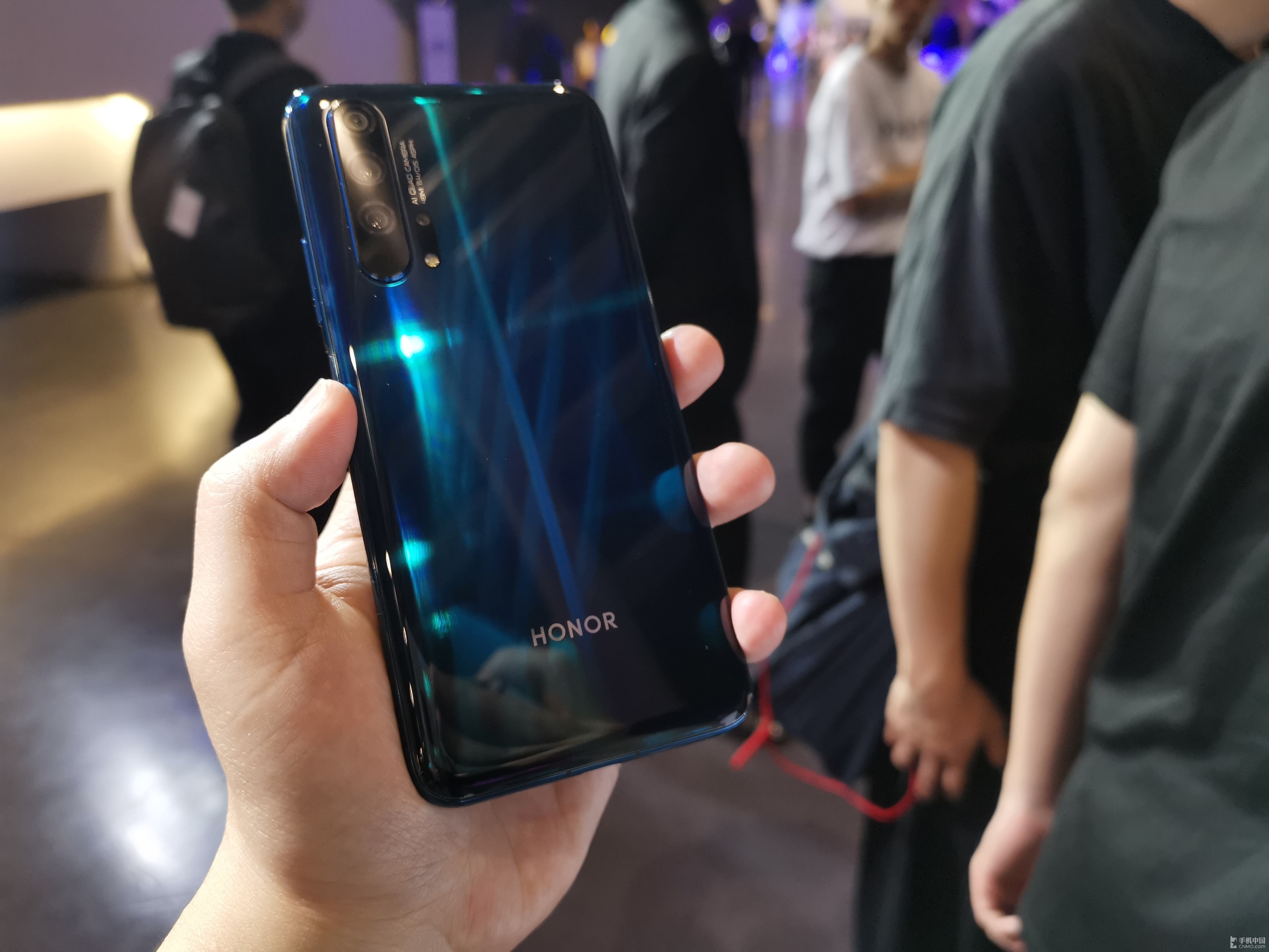 荣耀20系列真机图赏极致魅眼全视屏ai四摄潮美旗舰