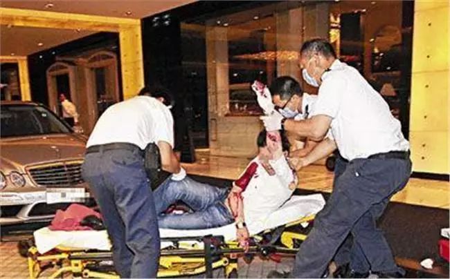 事发后,几十个泰龙门徒赶到香格里拉酒店凶案现场,一个年轻的"古惑仔"