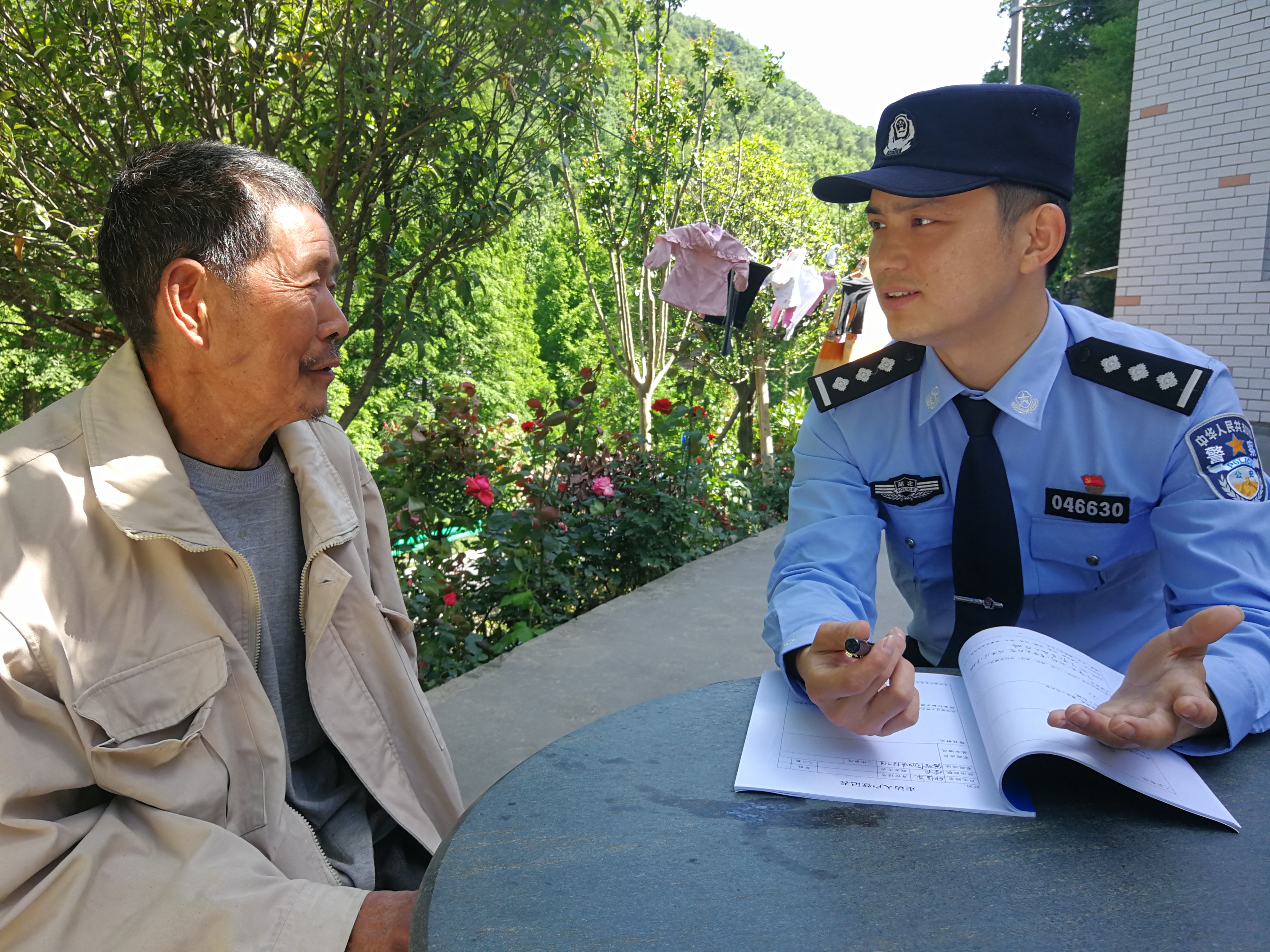 十堰一流浪汉黑户48年民警走访调查圆他身份梦